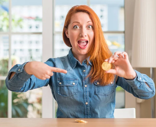 Pelirroja Mujer Sosteniendo Criptomoneda Bitcoin Casa Muy Feliz Señalando Con — Foto de Stock