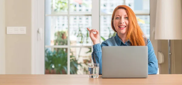 Femme Rousse Utilisant Ordinateur Portable Maison Très Heureux Pointant Avec — Photo