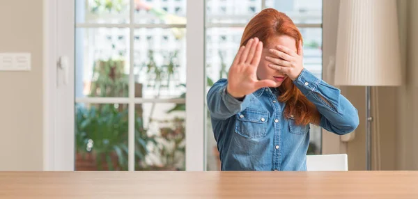 Mujer Pelirroja Casa Cubriendo Los Ojos Con Las Manos Haciendo — Foto de Stock