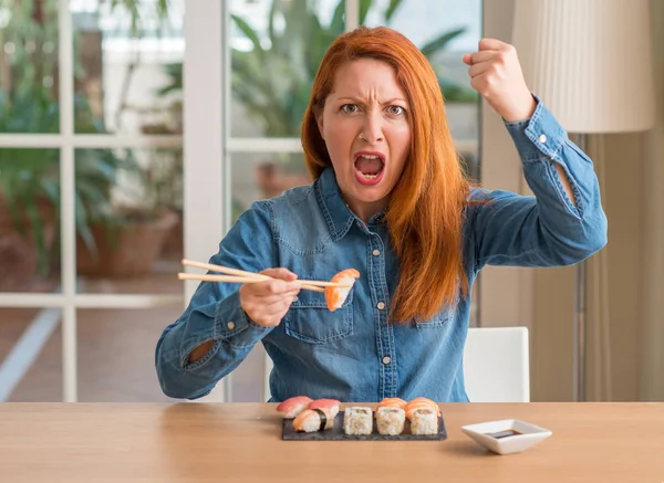 Rödhårig Kvinna Äta Sushi Med Ätpinnar Irriterad Och Frustrerad Skrika — Stockfoto