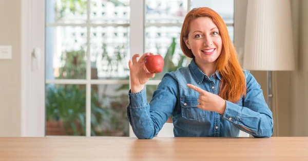 Руда Жінка Холдингу Червоний Компанії Apple Додому Дуже Щасливі Наведення — стокове фото