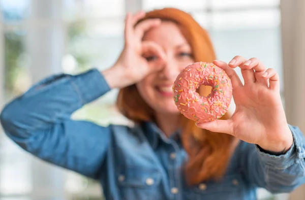 Pelirroja Mujer Sosteniendo Donut Casa Con Feliz Cara Sonriendo Haciendo —  Fotos de Stock