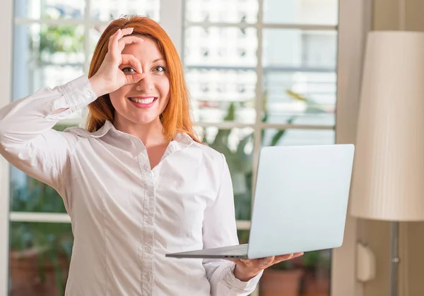 Mujer Pelirroja Usando Computadora Portátil Casa Con Cara Feliz Sonriendo — Foto de Stock