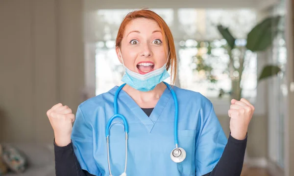 Medico Donna Professionale Con Stetoscopio Urlando Orgoglioso Celebrando Vittoria Successo — Foto Stock