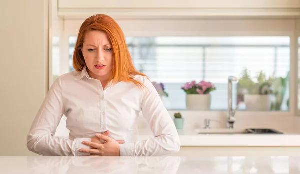 Mujer Pelirroja Cocina Con Mano Estómago Porque Indigestión Enfermedad Dolorosa — Foto de Stock