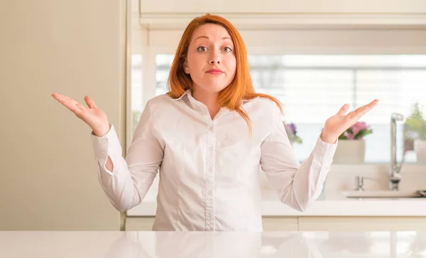 Mujer Pelirroja Cocina Expresión Despistada Confusa Con Los Brazos Las — Foto de Stock