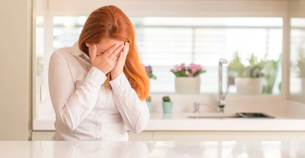 Roodharige Vrouw Keuken Met Trieste Uitdrukking Waarin Gezicht Met Handen — Stockfoto