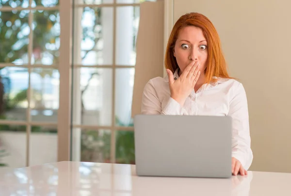 红头发的女人用电脑笔记本电脑在家里捂着嘴 手里带着羞愧的错误 表达恐惧 害怕沉默 秘密概念 — 图库照片
