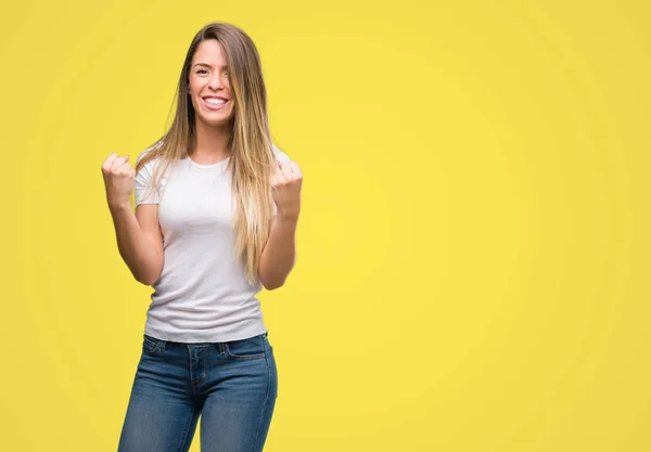 Schöne Junge Frau Shirt Und Jeans Schreit Stolz Und Feiert — Stockfoto