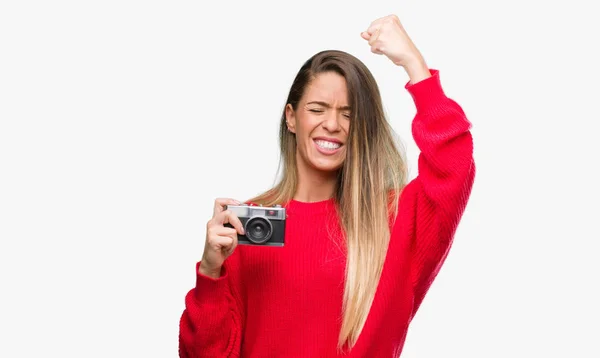 Mulher Bonita Segurando Câmera Vintage Irritado Frustrado Gritando Com Raiva — Fotografia de Stock