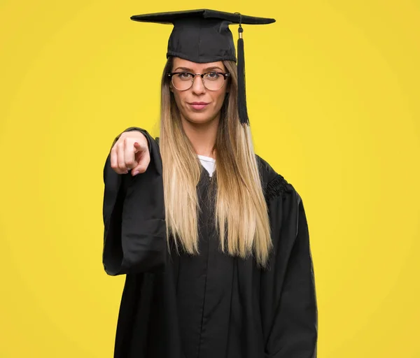 Vacker Ung Kvinna Som Bär Glasögon Och Examen Robe Pekar — Stockfoto