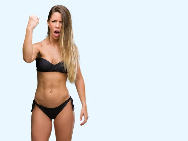Gyönyörű Fiatal Visel Fekete Bikini Bosszús Csalódott Kiabálás Harag Őrült — Stock Fotó
