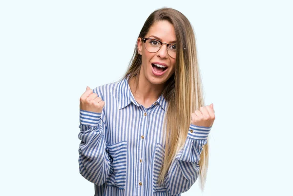 Bella Giovane Donna Che Indossa Camicia Elegante Occhiali Che Celebrano — Foto Stock