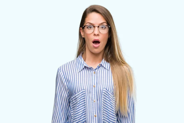 Hermosa Mujer Joven Con Camisa Elegante Gafas Miedo Conmocionado Con —  Fotos de Stock