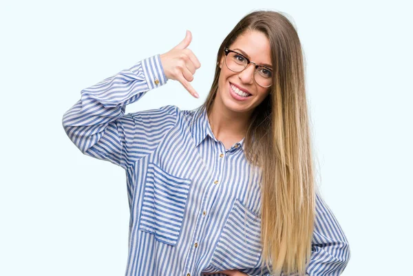 Mulher Bonita Vestindo Camisa Elegante Óculos Sorrindo Fazendo Gesto Telefone — Fotografia de Stock
