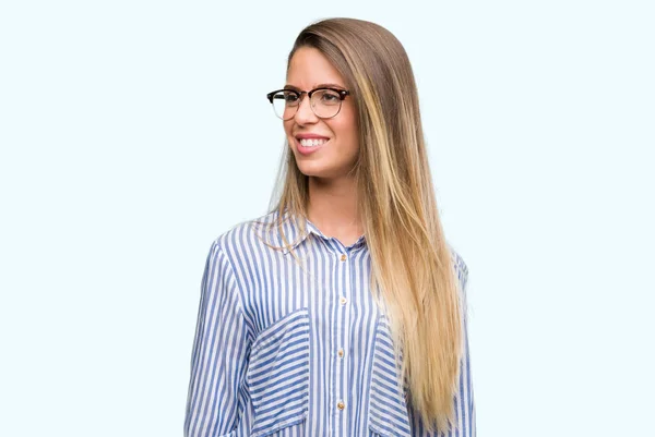 Hermosa Joven Con Camisa Elegante Gafas Mirando Hacia Lado Con —  Fotos de Stock