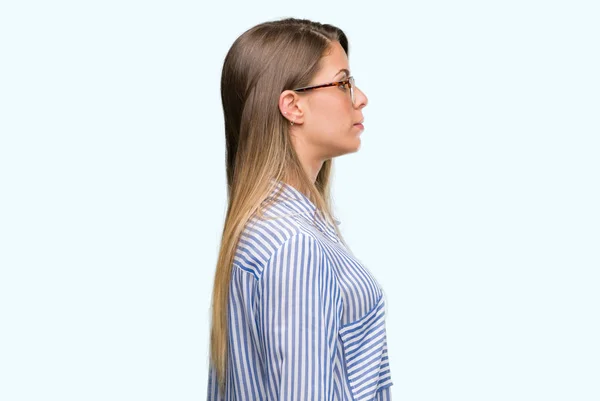 Mooie Jonge Vrouw Dragen Elegant Shirt Glazen Zoek Naar Kant — Stockfoto