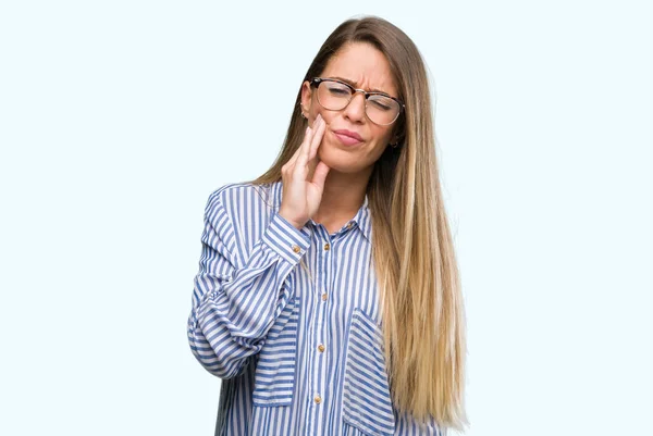 Hermosa Mujer Joven Con Camisa Elegante Gafas Tocando Boca Con —  Fotos de Stock