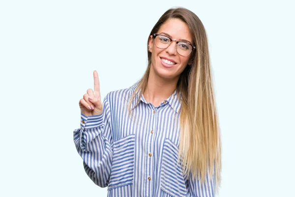 Hermosa Mujer Joven Con Camisa Elegante Gafas Que Muestran Señalan — Foto de Stock