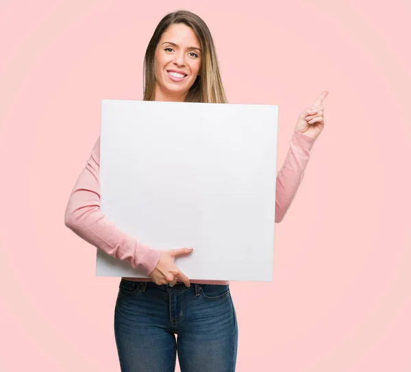 Bella Giovane Donna Che Tiene Striscione Pubblicitario Molto Felice Indicando — Foto Stock