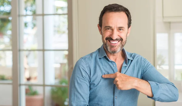 Bonito Homem Meia Idade Com Cara Surpresa Apontando Dedo Para — Fotografia de Stock