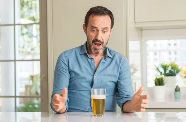 Uomo Mezza Età Che Beve Birra Spaventato Stato Shock Con — Foto Stock