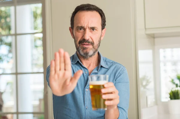 Mann Mittleren Alters Trinkt Bier Mit Offener Hand Und Macht — Stockfoto