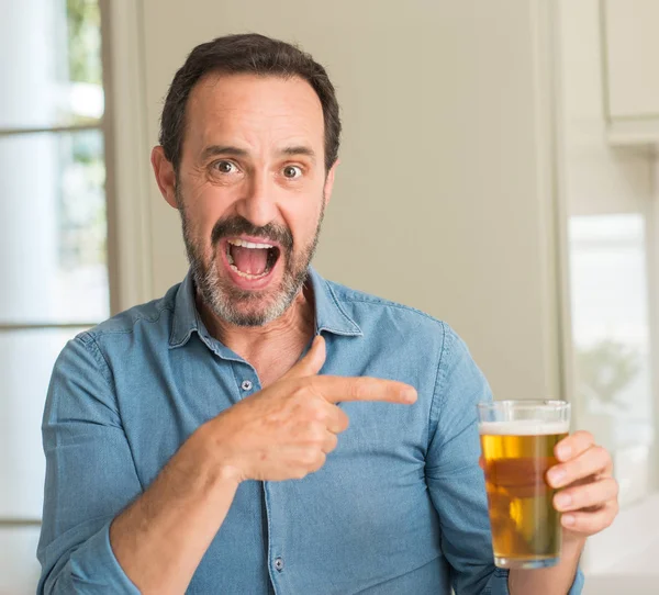 El ve parmak ile işaret çok mutlu bira içme orta yaş erkek