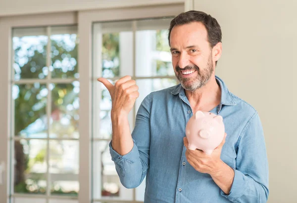 Μέση Ηλικία Άνθρωπος Εξοικονομήστε Χρήματα Στον Κουμπαρά Δείχνοντας Χέρι Και — Φωτογραφία Αρχείου