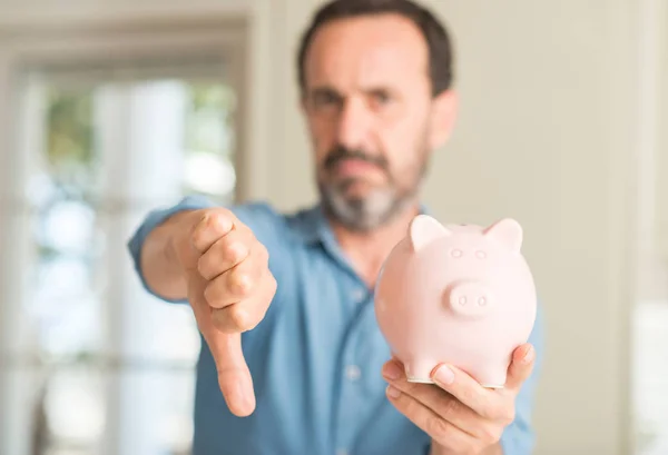 Middelbare Leeftijd Man Geld Besparen Piggy Bank Met Een Boos — Stockfoto