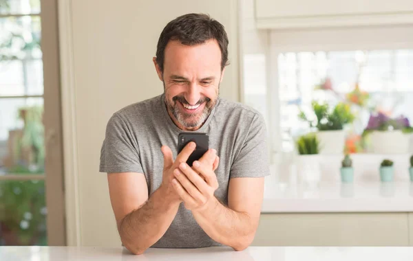 Middelbare Leeftijd Man Smartphone Met Een Blij Gezicht Permanent Lachend — Stockfoto