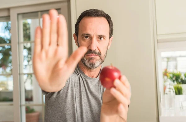 Mann Mittleren Alters Isst Gesunden Roten Apfel Mit Offener Hand — Stockfoto