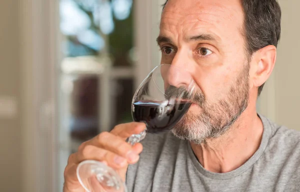 Hombre Mediana Edad Bebiendo Una Copa Vino Con Una Expresión — Foto de Stock