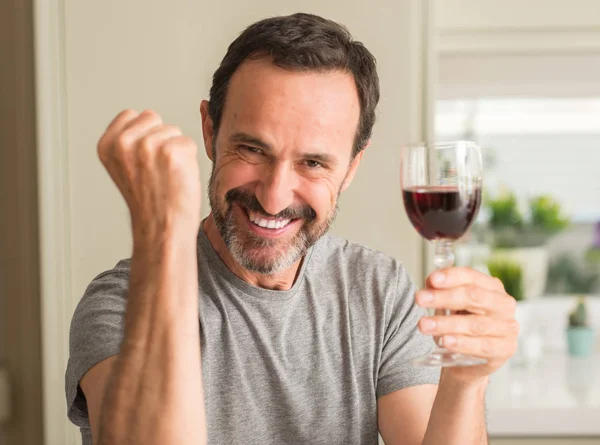 Midaldrende Mand Drikker Glas Vin Skrigende Stolt Fejrer Sejr Succes - Stock-foto