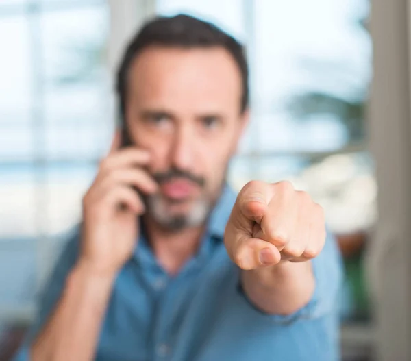 Hombre Mediana Edad Utilizando Teléfono Inteligente Que Apunta Con Dedo —  Fotos de Stock