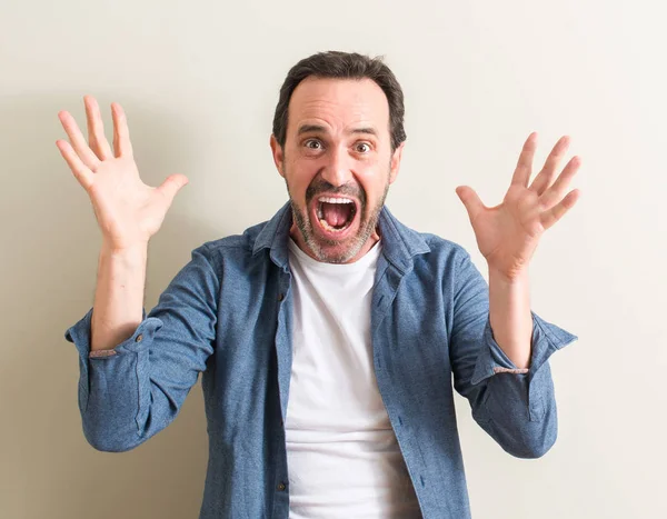 Kocaman bir gülümseme ile çığlık zaferini kutluyor ve ellerini kaldırdı komuta sizde çok mutlu ve heyecanlı, kazanan ifade