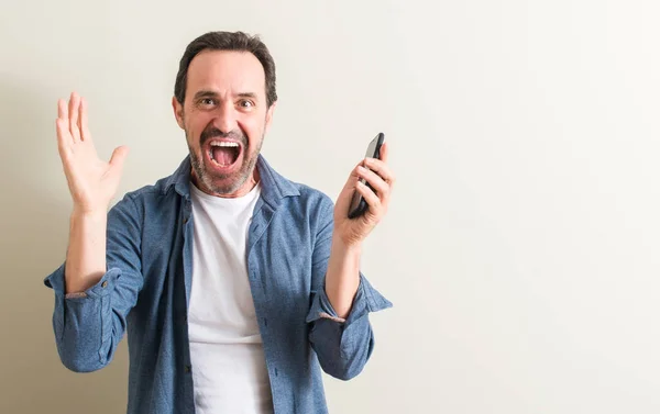 Homem Sênior Usando Smartphone Muito Feliz Animado Expressão Vencedora Celebrando — Fotografia de Stock