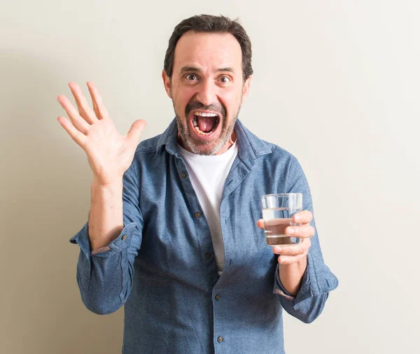 Komuta sizde içme suyu cam çok mutlu ve heyecanlı, kazanan ifadede büyük gülümseme ile çığlık ve ellerini kaldırdı zaferini kutluyor