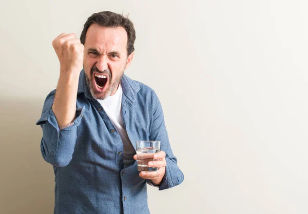 Hombre Mayor Bebiendo Agua Vaso Molesto Frustrado Gritando Con Ira — Foto de Stock