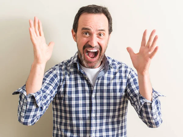 Kocaman bir gülümseme ile çığlık zaferini kutluyor ve ellerini kaldırdı komuta sizde çok mutlu ve heyecanlı, kazanan ifade