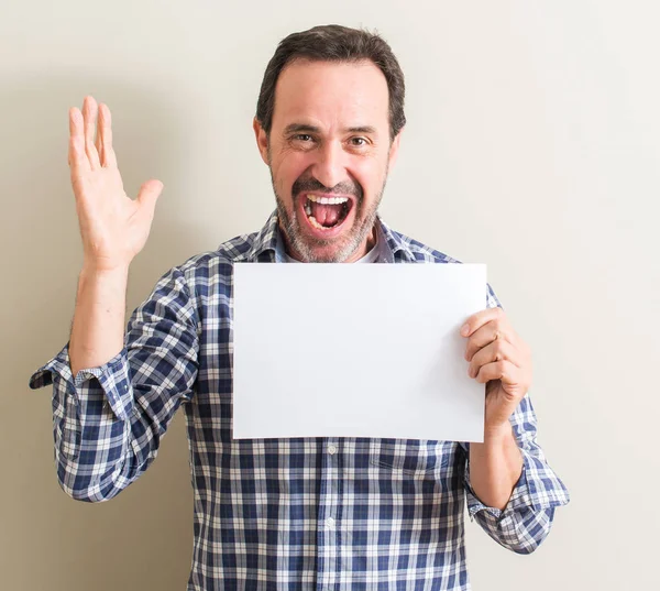 Komuta sizde boş kağıt sayfası çok mutlu ve heyecanlı, kazanan ifade ile çığlık zaferini kutluyor büyük tutarak gülümseyin ve el kaldırdı