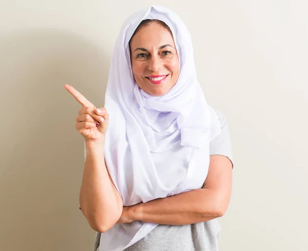Średnim Wieku Noszenie Hidżabu Biały Bardzo Szczęśliwy Wskazując Dłoni Palców — Zdjęcie stockowe