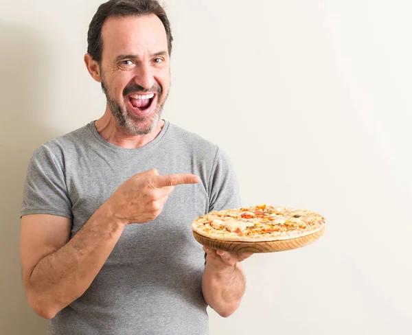 Komuta sizde pizza çok mutlu el ve parmak ile tarafına işaret tutan