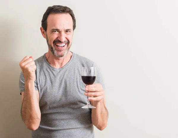 Hombre Mayor Bebiendo Vino Tinto Una Copa Gritando Orgulloso Celebrando — Foto de Stock