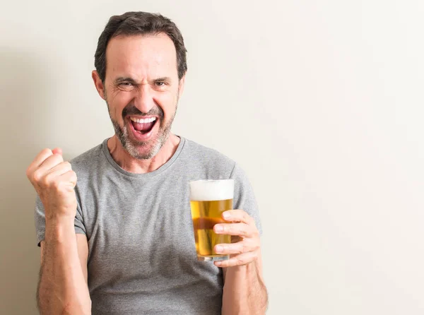 Homem Sênior Bebendo Cerveja Gritando Orgulhoso Celebrando Vitória Sucesso Muito — Fotografia de Stock