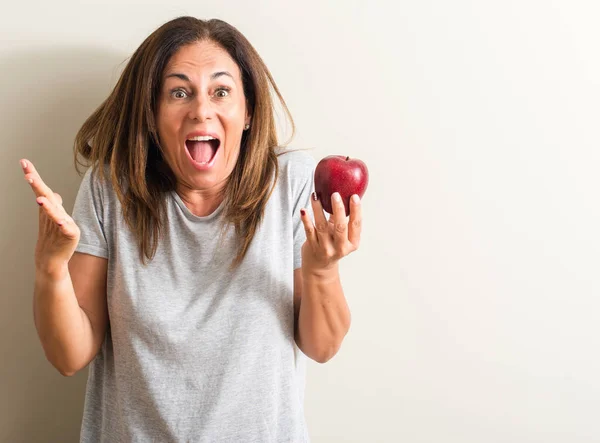 Mujer Mediana Edad Sosteniendo Una Manzana Verde Muy Feliz Emocionada — Foto de Stock
