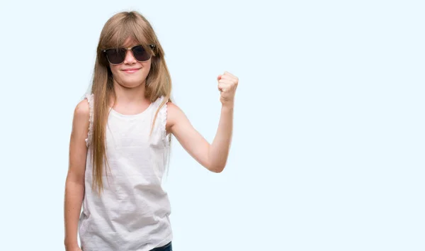 Jeune Bambin Blond Portant Des Lunettes Soleil Agacé Frustré Criant — Photo