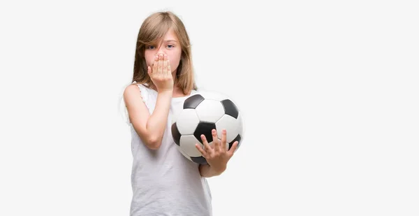 Молодой Блондин Держащий Рот Футбольного Мяча Рукой Потрясенный Стыдом Ошибку — стоковое фото