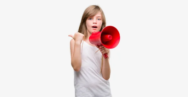 Jovem Criança Loira Segurando Megafone Apontando Com Mão Dedo Para — Fotografia de Stock