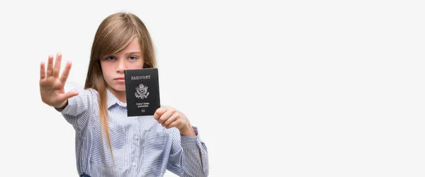 年轻的金发孩子拿着美国护照张开手做停止标志认真和自信的表达 防御姿态 — 图库照片